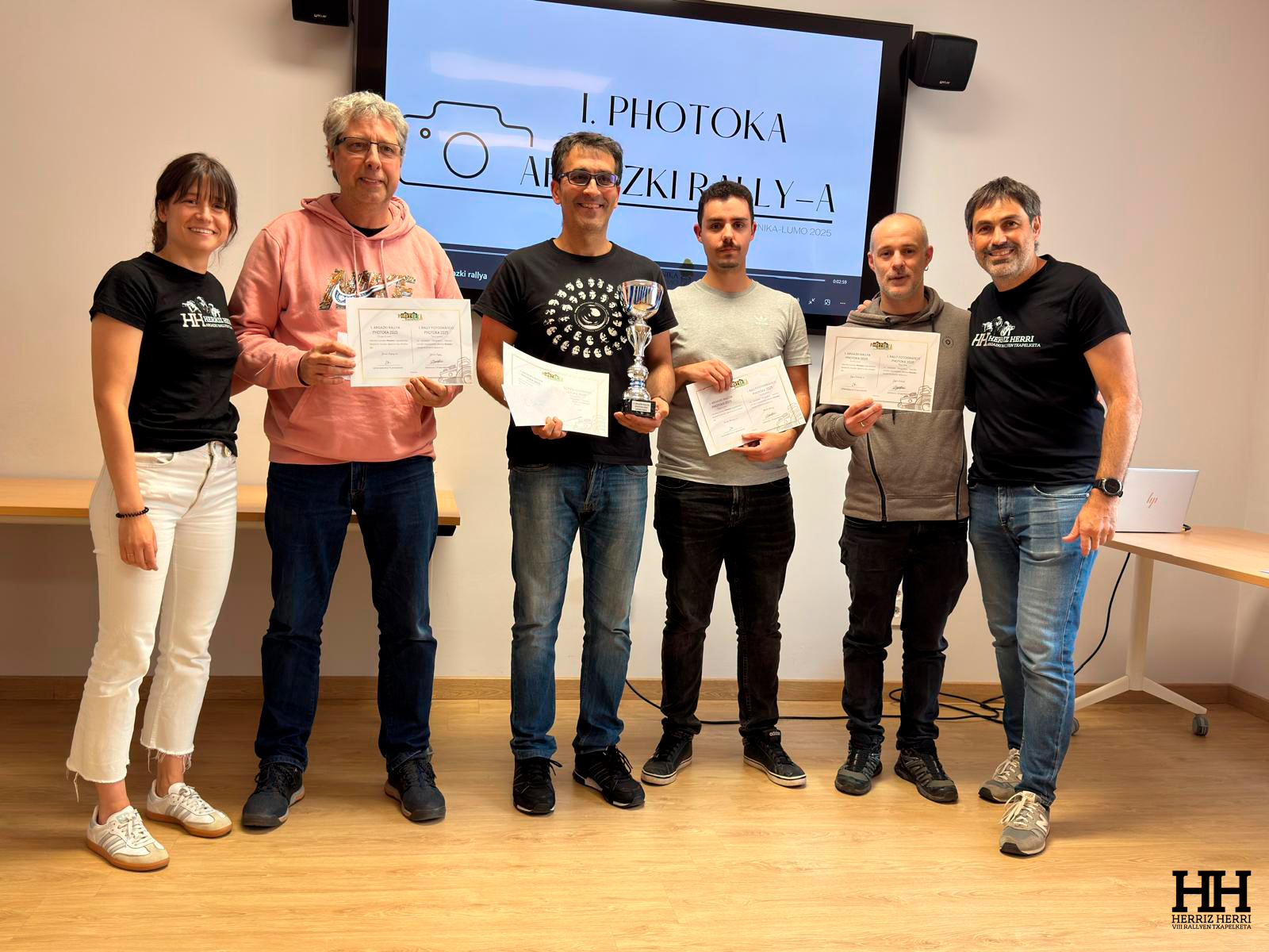 Organizadores y premiados del rally fotográfico de Gernika 2025