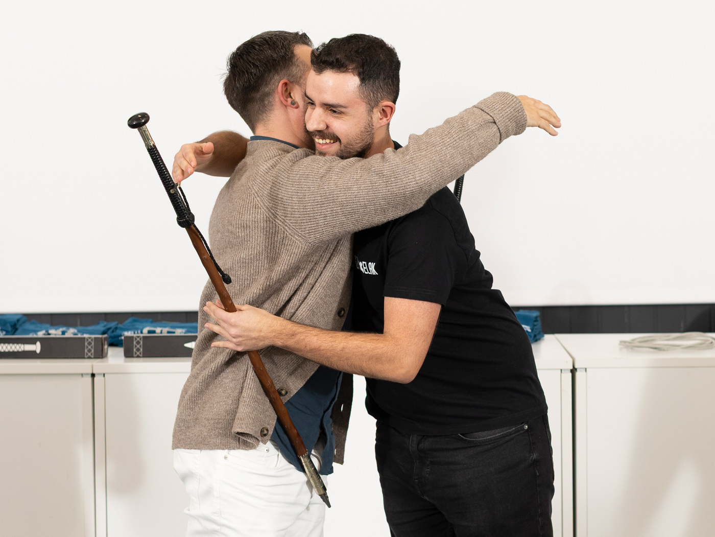 Gala de entrega de premios del Herriz Herri Euskal argazki rallien txapelketa 2026, abrazo entre los ganadores de la makil, Rubén Cáceres y Gorka Echeverría