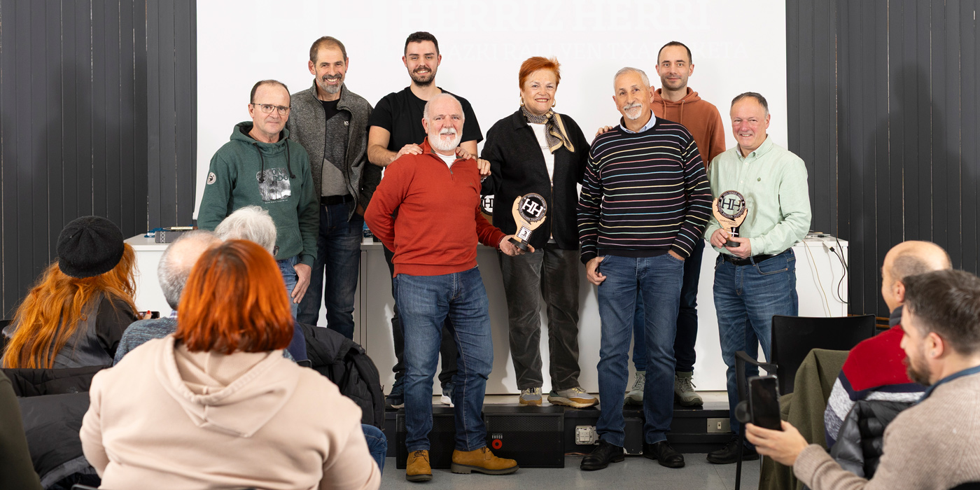 Gala de entrega de premios del Herriz Herri Euskal argazki rallien txapelketa 2026, otra foto de ganadores de la mejor asociación del campeonato, Ikatza y el mejor hamaiketako para Soraluze